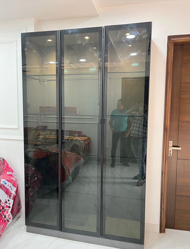 High-end curved glass railing in Madurai for Vadipatti architecture